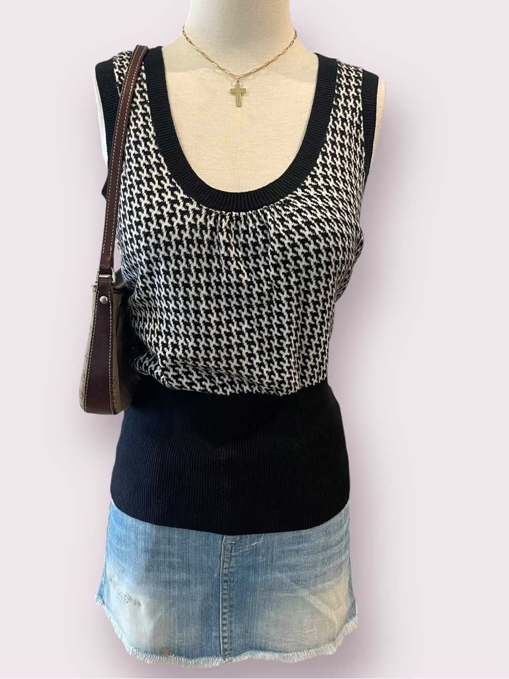 Sleeveless Guess black & white houndstooth knit tank top